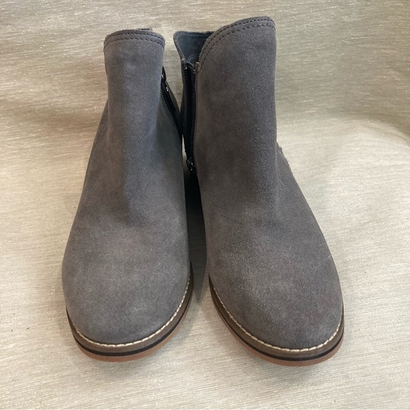 BLONDO Sz 8.5 Suede Low Heel Chelsea Pull On Ankle Boots Booties - Picture 2 of 11